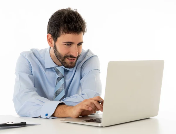 Sonriente Confiado Joven Empresario Ejecutivo Con Portátil Trabajo Navegación Internet — Foto de Stock