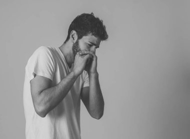 Korkmuş suratla şokta olan genç adamın korkulu jestler yaptığı ve korkutan bir şeye baktığı portresi. İnsanduyguları duygular ve yüz ifadesi. Nötr arka planda yalıtılmış.