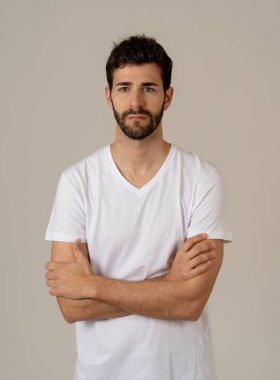 Düşünen yüz. Endişeli genç adamın yeni fikirler le düşünmesinin portresi, başarının yaratıcı yolları, yeni diller öğrenme veya eğitim. Öğrenci nin geleceği planlaması. Nötr arka planda yalıtılmış.