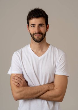 Düşünen yüz. Endişeli genç adamın yeni fikirler le düşünmesinin portresi, başarının yaratıcı yolları, yeni diller öğrenme veya eğitim. Öğrenci nin geleceği planlaması. Nötr arka planda yalıtılmış.