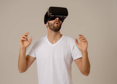 Vr kulaklık gözlük gözlük kullanan Casual sakallı genç adam simülasyon çalışırken heyecanlı hissediyorum, yeni 3d dünya ile etkileşim jestleri yapma sanal gerçeklik keşfetmek. Yeni teknoloji konseptinde.