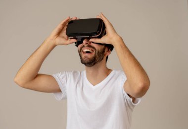 Vr kulaklık gözlük gözlük kullanan Casual sakallı genç adam simülasyon çalışırken heyecanlı hissediyorum, yeni 3d dünya ile etkileşim jestleri yapma sanal gerçeklik keşfetmek. Yeni teknoloji konseptinde.