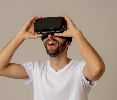Vr kulaklık gözlük gözlük kullanan Casual sakallı genç adam simülasyon çalışırken heyecanlı hissediyorum, yeni 3d dünya ile etkileşim jestleri yapma sanal gerçeklik keşfetmek. Yeni teknoloji konseptinde.