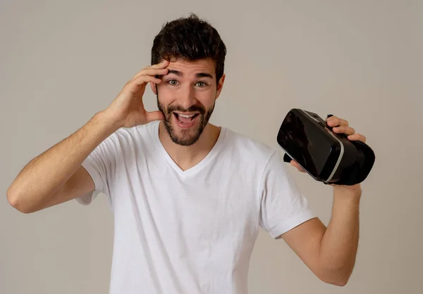 虚拟现实体验 年轻的白种胡须男子高兴地使用Vr护目镜感到兴奋模拟和探索虚拟生活 新技术中虚拟增强现实概念 — 图库照片