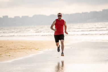 Atlet koşucu adam koşu, sprint ve spor eğitimi gün batımında plajda giymek. Spor ve Aktif sağlıklı yaşam tarzı nda fitness modeli erkek eğitim ve deniz kıyısında açık havada çalışma.