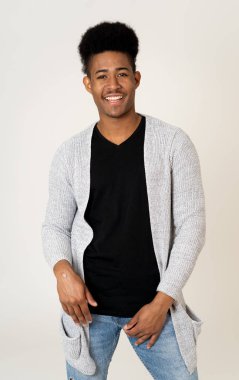 Moda ve şık giysiler ve afro saç modeli ile kameraya bakarak mutlu poz çekici şık genç afro-amerikan genç adam Portresi. İnsanlar güzellik ve gençlik moda trendleri.