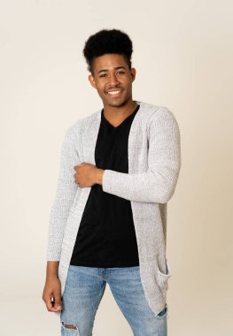 Moda ve şık giysiler ve afro saç modeli ile kameraya bakarak mutlu poz çekici şık genç afro-amerikan genç adam Portresi. İnsanlar güzellik ve gençlik moda trendleri.