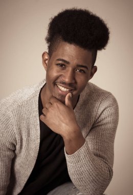 Siyah arka plan karşı rahat giysiler içinde poz genç çekici şık afro-amerikan genç erkek modeli portresi afro saçlı seksi görünümlü. In People Youth Güzellik ve moda konsepti.