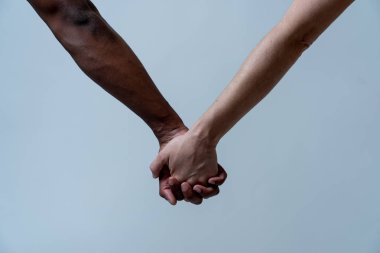 Çok ırklı çift birbirlerine aşık keneyi tutuyorlar. Beyaz ve siyah deri kolları bir arada tutuyor. Hoşgörü ve çeşitlilikte dünya birliği ırklar arası sevgi ve anlayışın kavramsal görüntüsü.