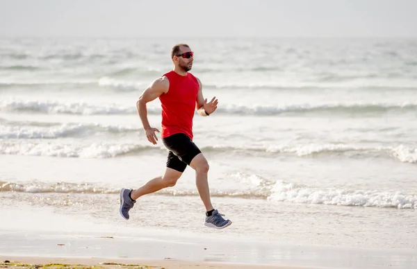 Atlet Runner Man Running Tävlar Och Tränar Sportkläder Stranden Vid — Stockfoto