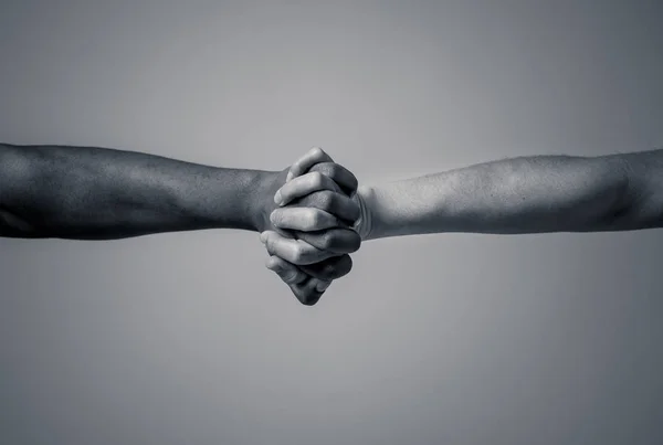 黑人非裔美国人和白人手牵手在一起制止种族主义 白皮肤和黑皮肤武器在世界团结多种族的爱和理解在宽容和种族多样性合作 — 图库照片