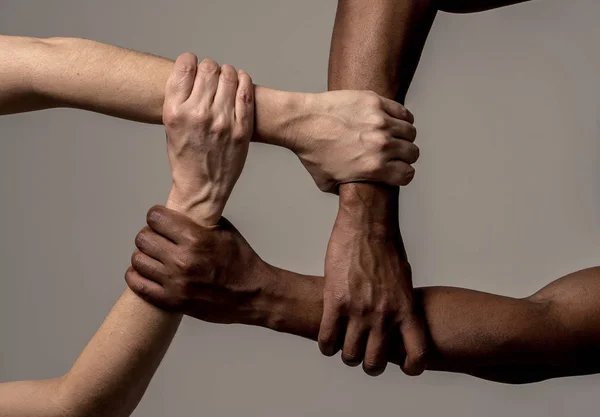 种族团结起来反对歧视和种族主义 黑人非裔美国人和白种人手牵手在世界团结和种族的爱和理解 宽容与合作理念 — 图库照片