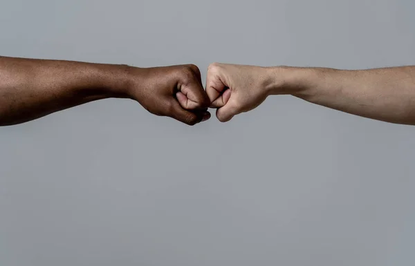 黑人非裔美国人种族男性和白色白人女性手在协议伙伴关系和合作多种族多样性和移民概念中给予拳头冲击 制止种族主义运动 — 图库照片
