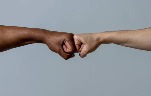 黑人非裔美国人种族男性和白色白人女性手在协议伙伴关系和合作多种族多样性和移民概念中给予拳头冲击 制止种族主义运动 — 图库照片
