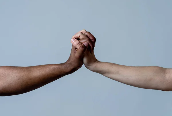 Manos Negras Afroamericanas Caucásicas Que Sostienen Juntas Racismo Brazos Piel — Foto de Stock