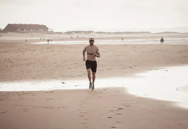 Sport Fitness Man Med Pulsmätare Som Körs Stranden Med Smart — Stockfoto