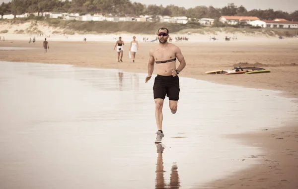 Sport Fitness Man Med Pulsmätare Som Körs Stranden Med Smart — Stockfoto