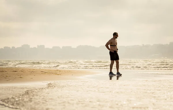 Sport Fitness Man Med Pulsmätare Stranden Med Smart Watch Efter — Stockfoto