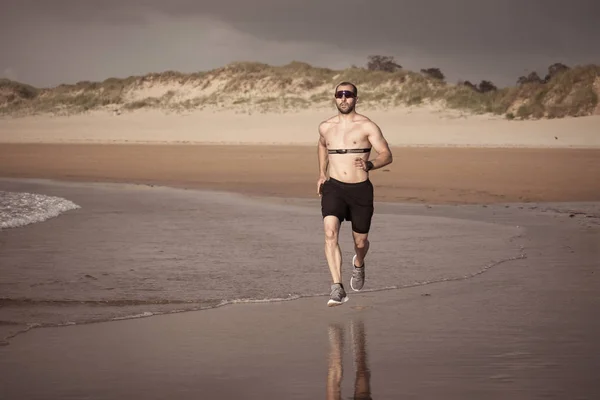 Sport Fitness Man Med Pulsmätare Som Körs Stranden Med Smart — Stockfoto