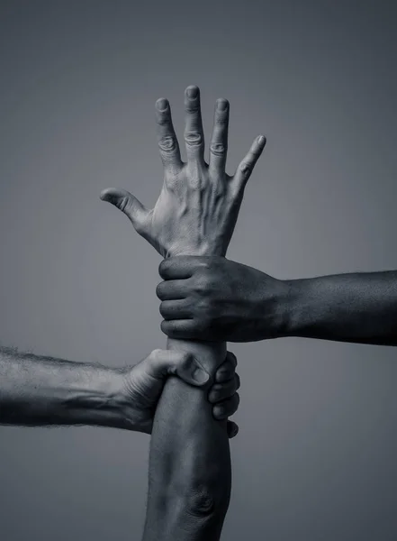 黑人非洲裔美国人和白人手牵手在一起 全世界白皮肤和黑皮肤武器团结一致反对种族主义 种族爱和理解种族多样性和人权合作概念 — 图库照片