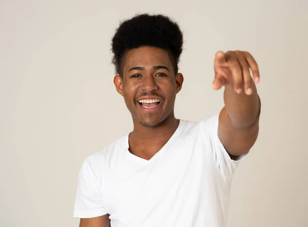 Retrato Del Guapo Afroamericano Sorprendido Señalando Riendo Con Cara Sorprendida — Foto de Stock