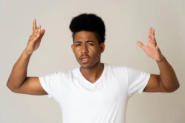 Kızgın Yüzlü Çekici Bir Genç Afro Amerikan Adamın Portresi Genç — Stok fotoğraf