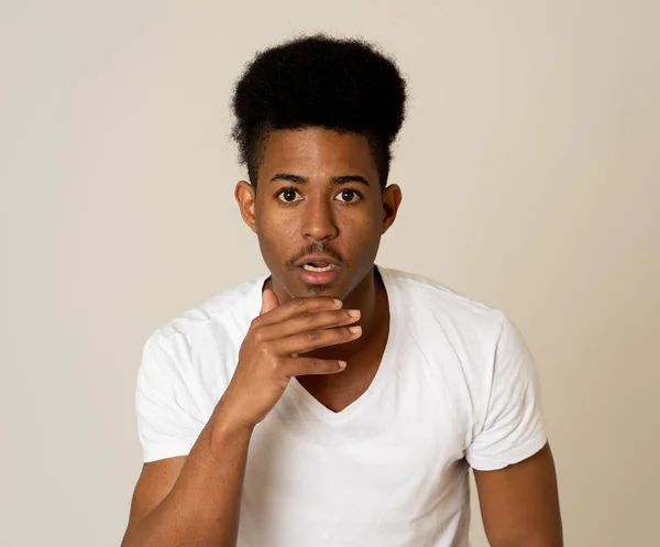 Retrato Homem Afro Americano Bonito Chocado Ouvir Notícias Inesperadas Adolescente — Fotografia de Stock