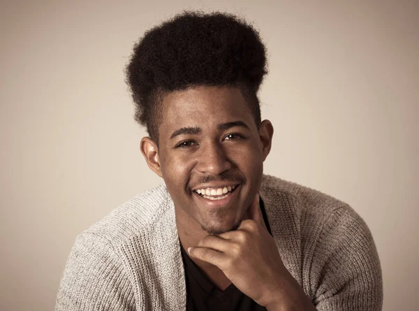 Retrato Del Hombre Afroamericano Feliz Divirtiéndose Gozándose Adolescente Sonriendo Cámara — Foto de Stock