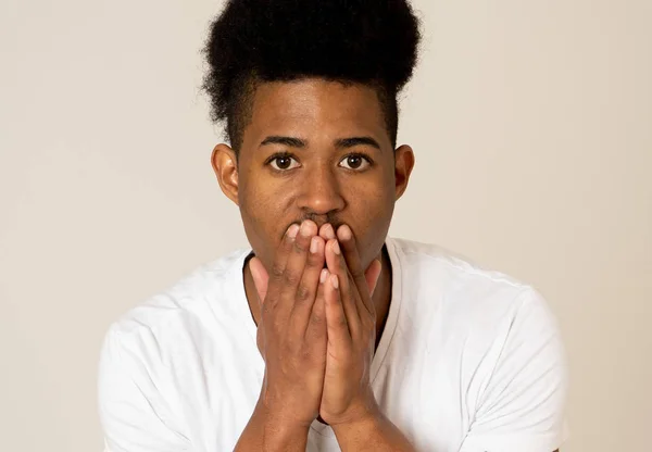 Portréja Csinos Megdöbbent Afro Amerikai Ember Tárgyaláson Váratlan Híreket Tinédzser — Stock Fotó