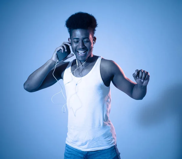 Fuerte Afroamericano Joven Bailarín Hombre Escuchando Música Línea Bailando Cantando — Foto de Stock