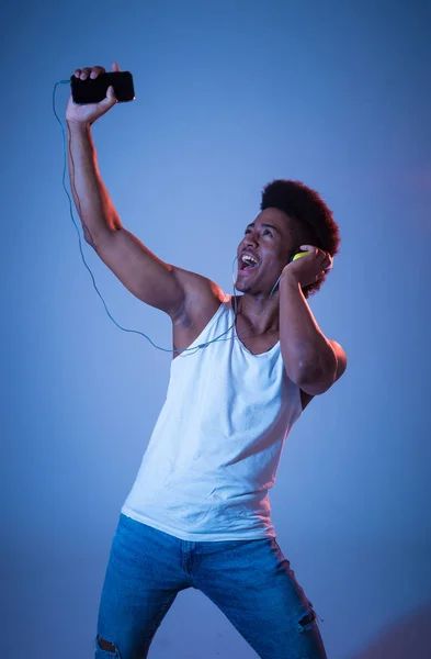 Sterk Afroamerikansk Ung Danser Som Hører Musikk Online Dans Sang – stockfoto
