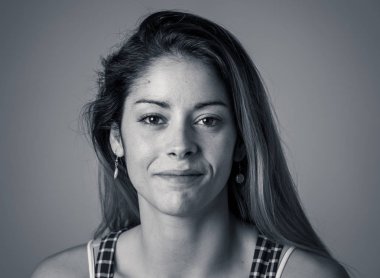 Sarı saçlı ve seksi bir görünüm ile genç güzel beyaz kadın yakın portresi. Nötr arka planda izole edilmiş. Kendine güvenen poz ve modelleme hissi. Yaşam tarzı moda ve güzellik kavramı.