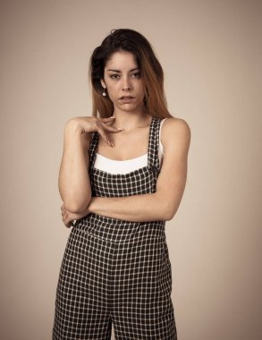 Uzun sarı saçlı ve serin genç tutum ile seksi model kadın yarım uzunlukta stüdyo portresi. Kendine güvenen, rahat ve şehvetli poz ve modelleme hissi. İnsanlar yaşam tarzı ve gençlik güzelliği.