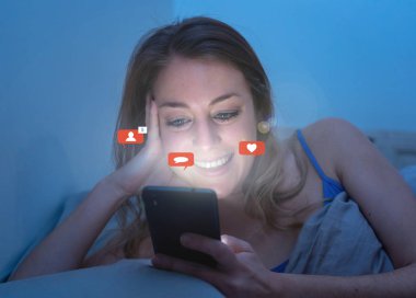 Mutlu genç güzel kadın gibi sosyal ağ bildirim simgeleri ile cep telefonu, arkadaşlar ve mesaj. Gece geç saatlerde sohbet sosyal medya uygulaması kullanarak internet üzerinde neşeli kadın.
