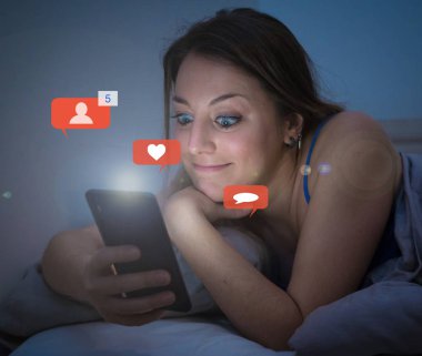Mutlu genç güzel kadın gibi sosyal ağ bildirim simgeleri ile cep telefonu, arkadaşlar ve mesaj. Gece geç saatlerde sohbet sosyal medya uygulaması kullanarak internet üzerinde neşeli kadın.