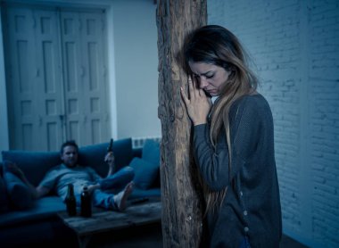 Sosyal konular Aile içi şiddet kavramı. Genç çift, alkolik kocasıyla tartışıp sorun yaşıyor. Saldırganlıktan ve aile içi şiddetten korkan korkmuş karısı veya kız arkadaşını tehdit eden adam.