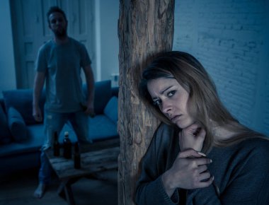 Sosyal konular Aile içi şiddet kavramı. Genç çift, alkolik kocasıyla tartışıp sorun yaşıyor. Saldırganlıktan ve aile içi şiddetten korkan korkmuş karısı veya kız arkadaşını tehdit eden adam.