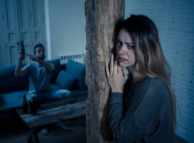 Sosyal konular Aile içi şiddet kavramı. Genç çift, alkolik kocasıyla tartışıp sorun yaşıyor. Saldırganlıktan ve aile içi şiddetten korkan korkmuş karısı veya kız arkadaşını tehdit eden adam.