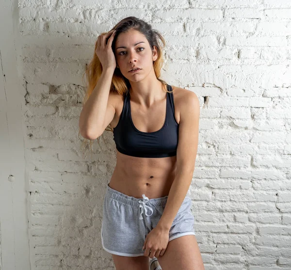 Atrakcyjna Kobieta Fitness Ubrana Siłownię Spodnie Wyglądające Zmysłowe Nadające Się — Zdjęcie stockowe