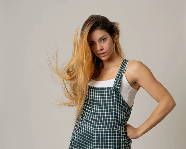 Retrato Jovem Mulher Moda Atraente Com Cabelo Loiro Longo Divertindo — Fotografia de Stock