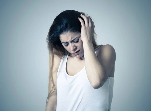 Jeune Femme Sent Effrayée Choquée Faisant Des Gestes Peur Anxiété — Photo