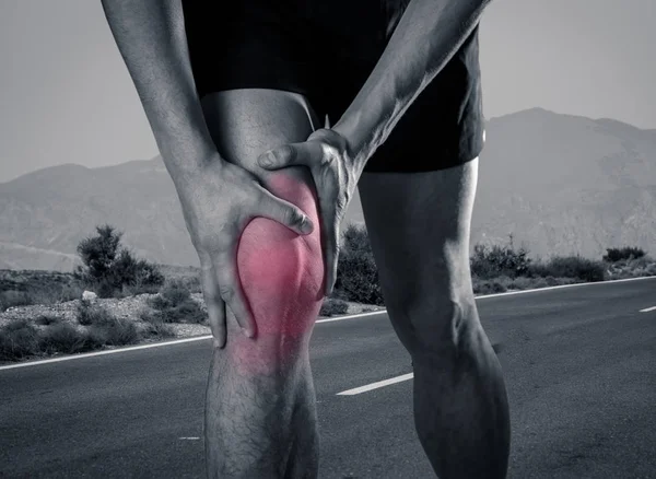 Jonge Fit Man Houden Knie Met Handen Pijn Het Lijden — Stockfoto