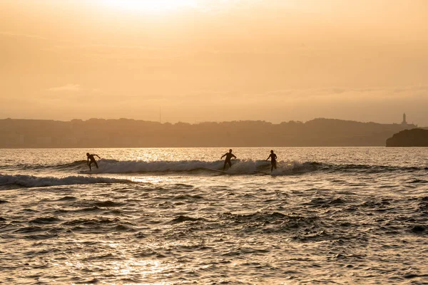 Wide Image Surfers Silhouettes Surfing Riding Waves Sunset Sunrise Beautiful — Stock Photo, Image