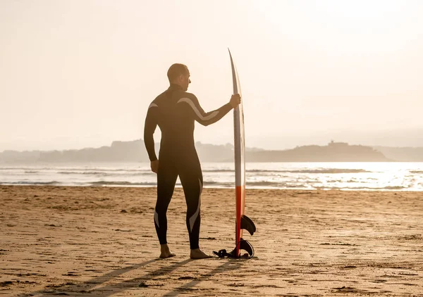 Rear View Athlete Surfer Surfboard Beach Sunset Sunrise Silhouette Surf — Stock Photo, Image