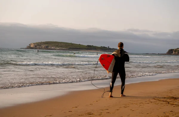 Surfer Walking Surfboard Seashore Beach Sunset Sunrise Silhouette Surf Man — Stock Photo, Image