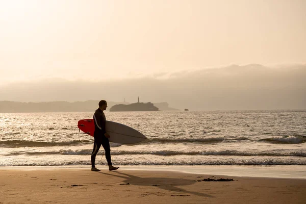 Surfer Walking Surfboard Seashore Beach Sunset Sunrise Silhouette Surf Man — Stock Photo, Image