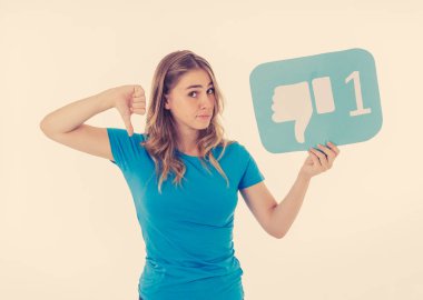Sosyal medyada mutsuz olmanın ve internet saplantısı, sosyal ağ bilgilendirme ikonları, siber zorbalık ve teknoloji iletişiminde reddedilmenin sembolünü taşıyan çekici mutsuz genç bir kadın..