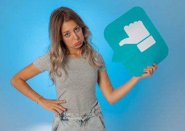 Sosyal medyada mutsuz olmanın ve internet saplantısı, sosyal ağ bilgilendirme ikonları, siber zorbalık ve teknoloji iletişiminde reddedilmenin sembolünü taşıyan çekici mutsuz genç bir kadın..