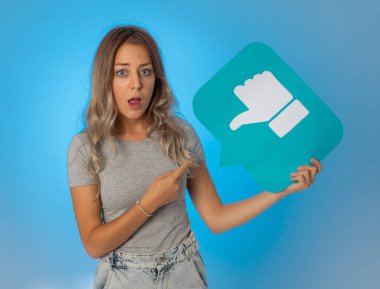 Sosyal medyada mutsuz olmanın ve internet saplantısı, sosyal ağ bilgilendirme ikonları, siber zorbalık ve teknoloji iletişiminde reddedilmenin sembolünü taşıyan çekici mutsuz genç bir kadın..