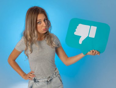 Sosyal medyada mutsuz olmanın ve internet saplantısı, sosyal ağ bilgilendirme ikonları, siber zorbalık ve teknoloji iletişiminde reddedilmenin sembolünü taşıyan çekici mutsuz genç bir kadın..